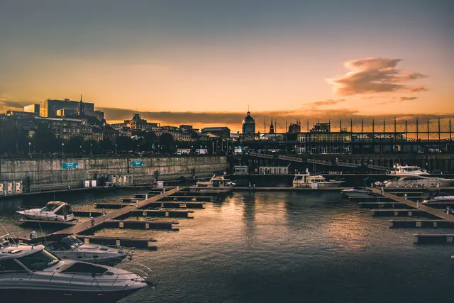 Le Vieux-Port de Montréal au coucher du soleil